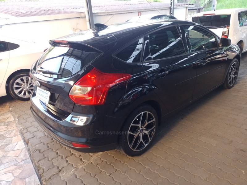 FORD - FOCUS - 2013/2014 - Preta - R$ 55.900,00