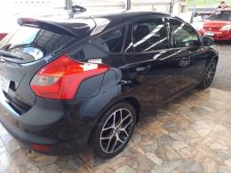 FORD - FOCUS - 2013/2014 - Preta - R$ 55.900,00