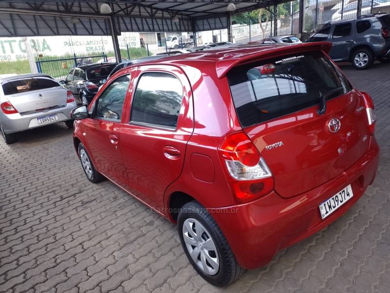 TOYOTA - ETIOS - 2015/2015 - Vermelha - R$ 46.900,00