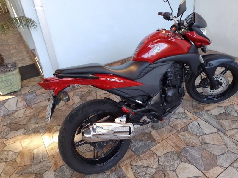 HONDA - CB 300R - 2011/2011 - Vermelha - R$ 11.900,00