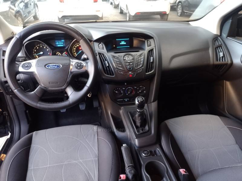 FORD - FOCUS - 2013/2014 - Preta - R$ 55.900,00