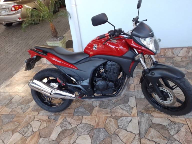 HONDA - CB 300R - 2011/2011 - Vermelha - R$ 11.900,00