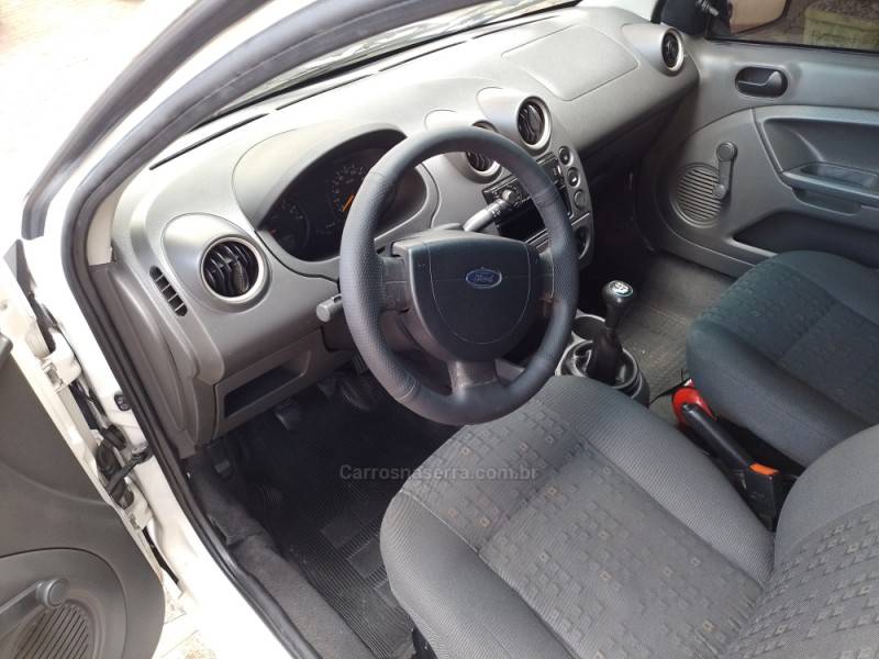 FORD - FIESTA - 2003/2004 - Branca - R$ 19.900,00