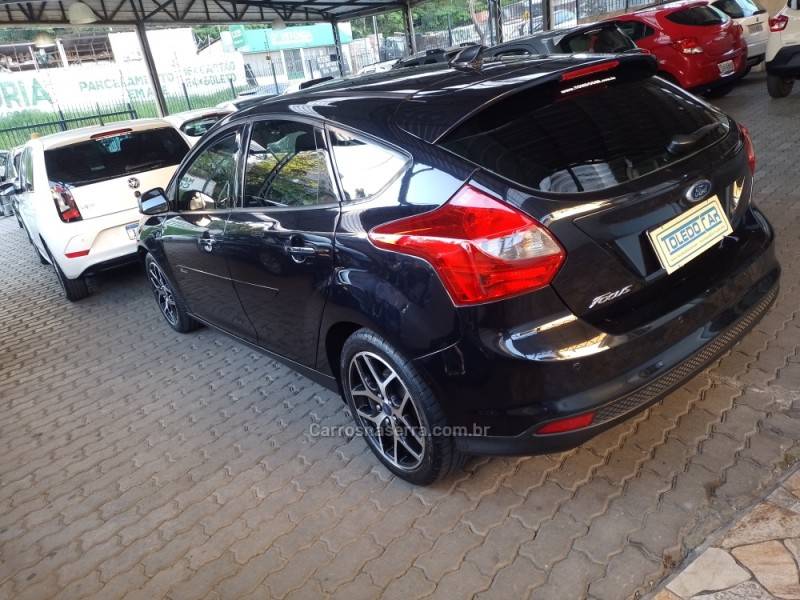 FORD - FOCUS - 2013/2014 - Preta - R$ 55.900,00
