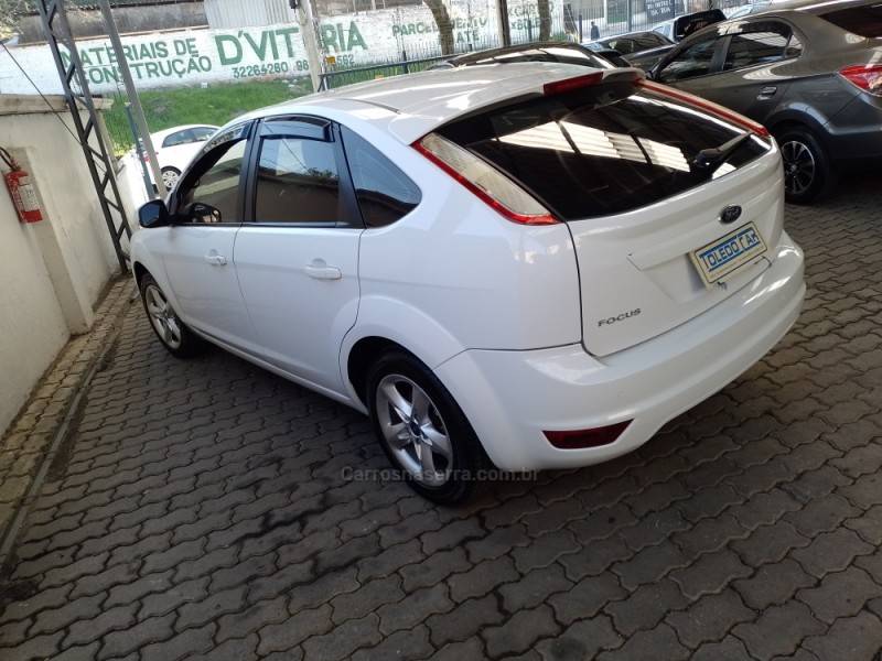 FORD - FOCUS - 2012/2013 - Branca - R$ 44.900,00