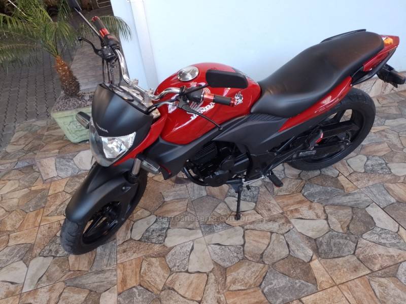 HONDA - CB 300R - 2011/2011 - Vermelha - R$ 11.900,00