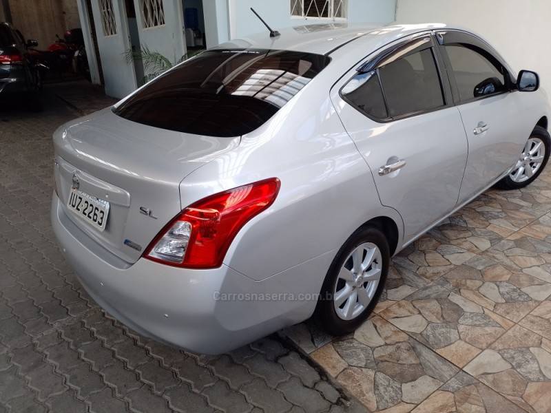 NISSAN - VERSA - 2013/2014 - Prata - Sob Consulta