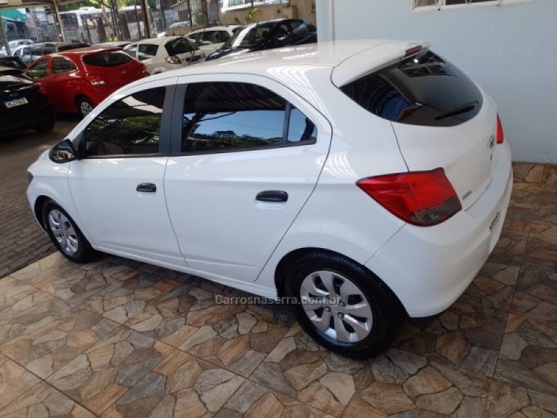 CHEVROLET - ONIX - 2018/2019 - Branca - R$ 52.900,00