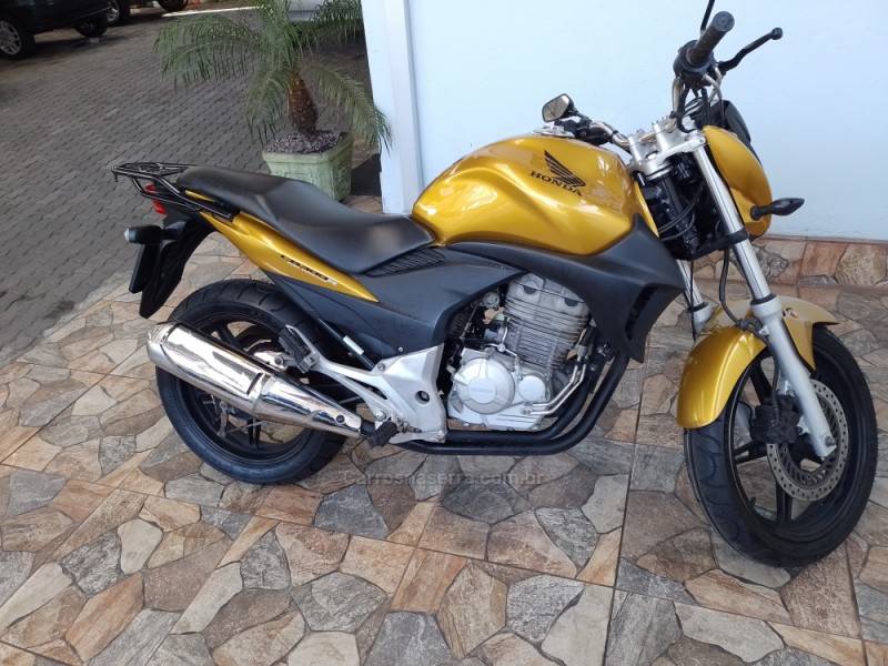 HONDA - CB 300R - 2010/2011 - Amarela - R$ 11.900,00