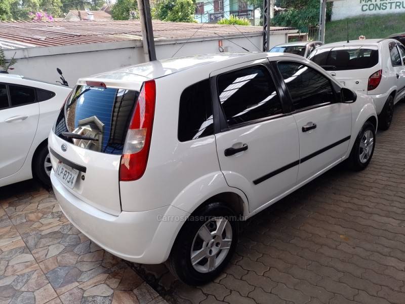 FORD - FIESTA - 2003/2004 - Branca - R$ 19.900,00