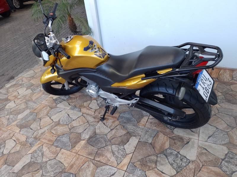 HONDA - CB 300R - 2010/2011 - Amarela - R$ 11.900,00