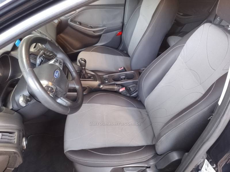 FORD - FOCUS - 2013/2014 - Preta - R$ 55.900,00