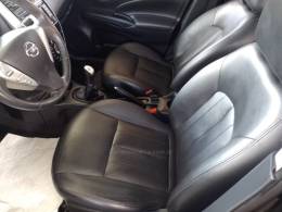 NISSAN - VERSA - 2015/2016 - Preta - R$ 54.900,00
