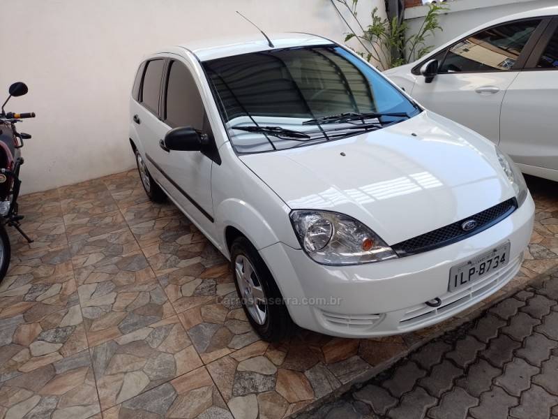 FORD - FIESTA - 2003/2004 - Branca - R$ 19.900,00