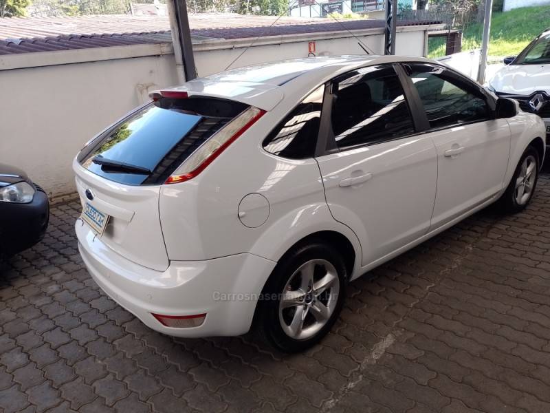 FORD - FOCUS - 2012/2013 - Branca - R$ 44.900,00