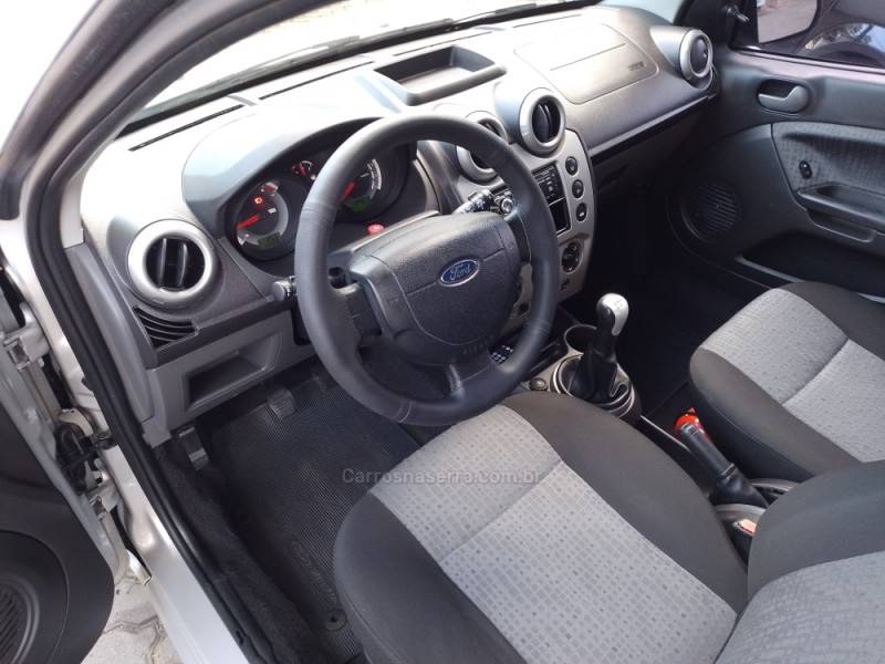 FORD - FIESTA - 2013/2014 - Prata - R$ 38.900,00