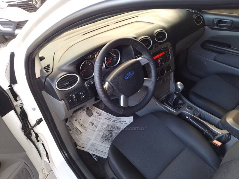 FORD - FOCUS - 2012/2013 - Branca - R$ 44.900,00