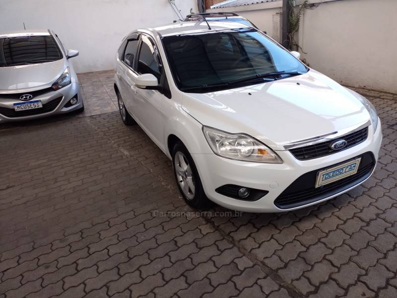 FORD - FOCUS - 2012/2013 - Branca - R$ 44.900,00
