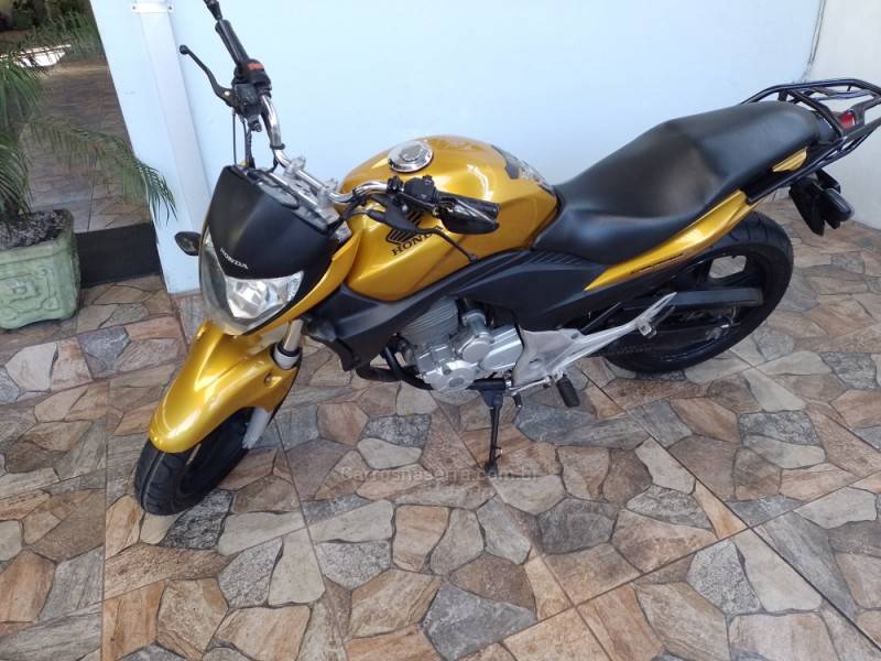 HONDA - CB 300R - 2010/2011 - Amarela - R$ 11.900,00