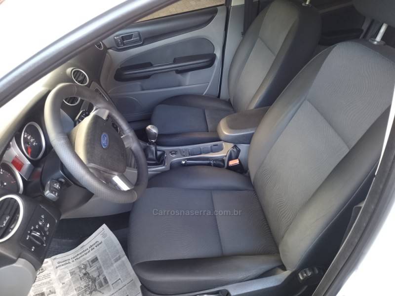 FORD - FOCUS - 2012/2013 - Branca - R$ 44.900,00