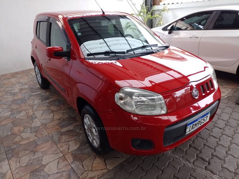 FIAT - UNO - 2010/2011 - Vermelha - R$ 32.900,00