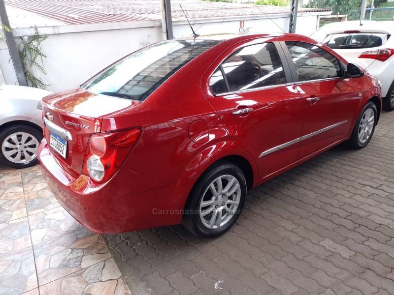CHEVROLET - SONIC - 2011/2012 - Vermelha - R$ 35.900,00