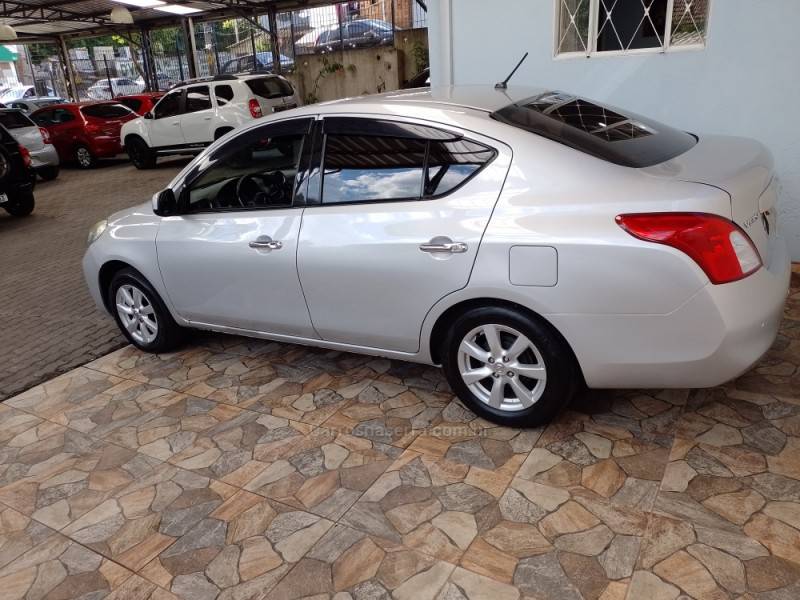 NISSAN - VERSA - 2013/2014 - Prata - Sob Consulta