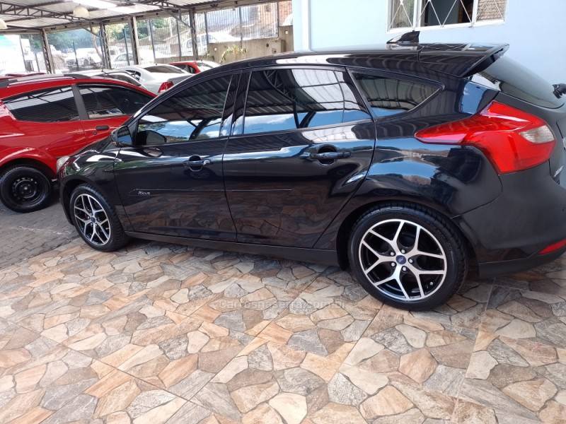 FORD - FOCUS - 2013/2014 - Preta - R$ 55.900,00