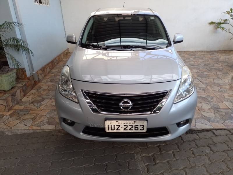 NISSAN - VERSA - 2013/2014 - Prata - Sob Consulta